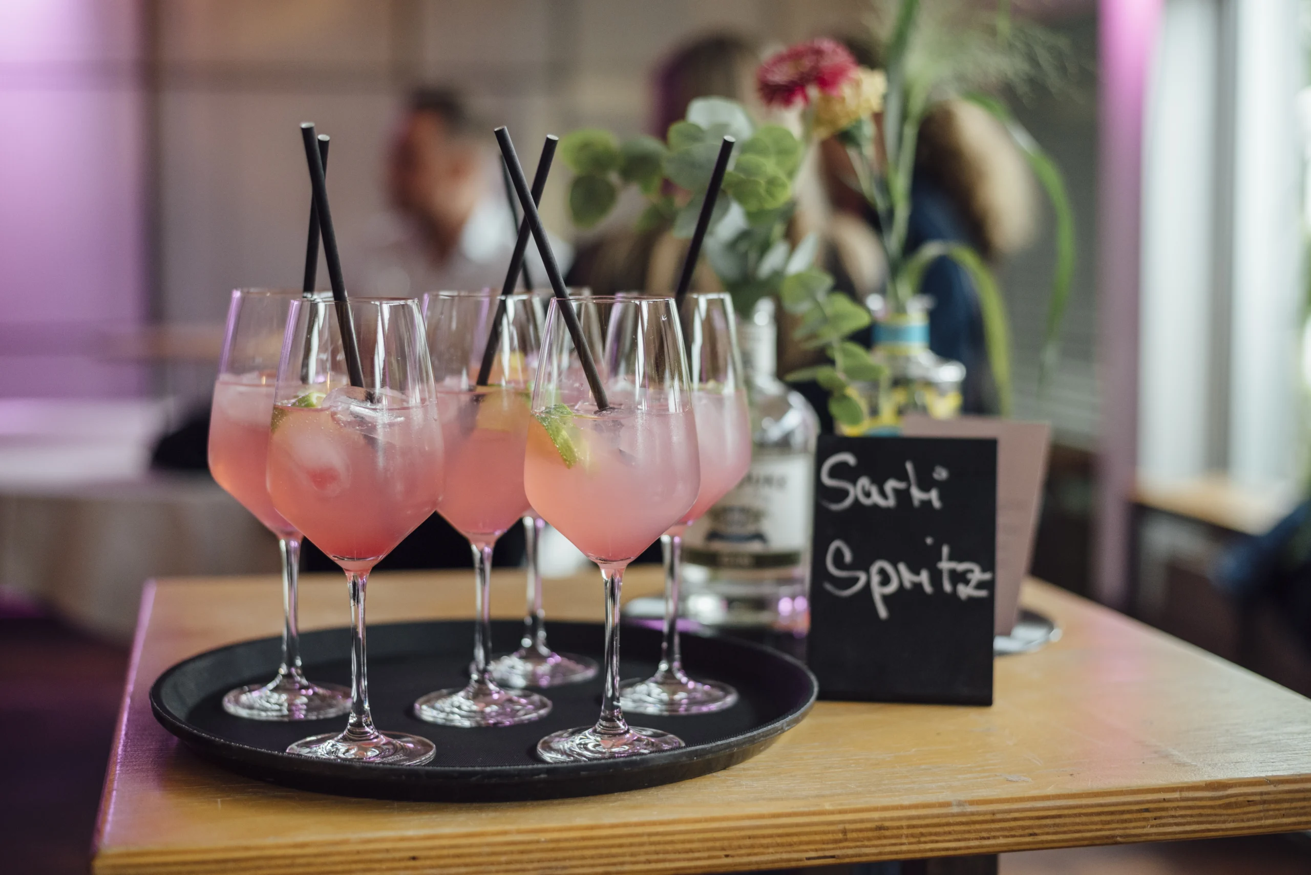 Frische rosa Cocktails mit Limette auf einem Serviertablett während der Happy Hour bei Tafelfreuden in Köln