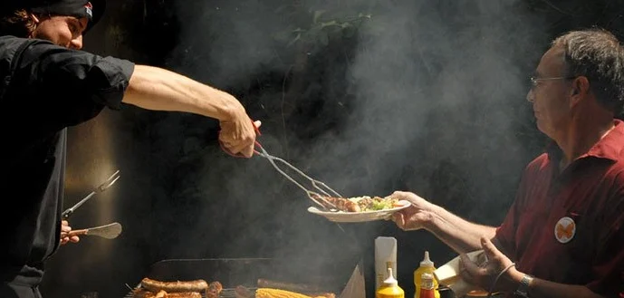 Grillmeister serviert frisch Gegrilltes bei privatem Catering von Tafelfreuden in Köln
