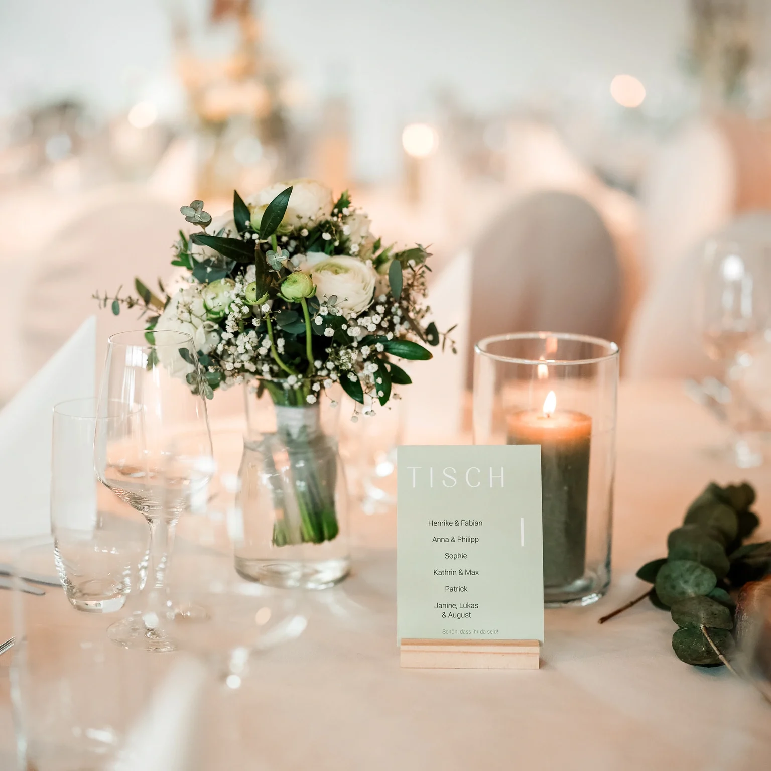 Elegant gedeckter Hochzeitstisch mit Blumen, Kerze und Menükarte – stilvolle Tischdeko bei einer Feier von Tafelfreuden