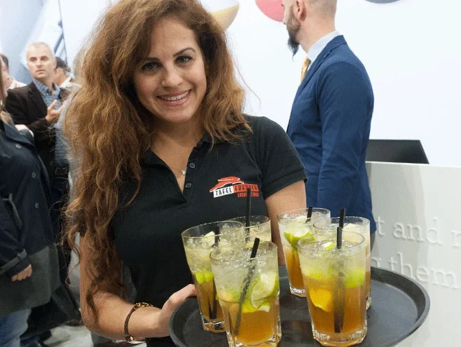 Freundlicher Service mit frischen Cocktails auf einer Messe – Tafelfreuden sorgt für Genuss und Atmosphäre